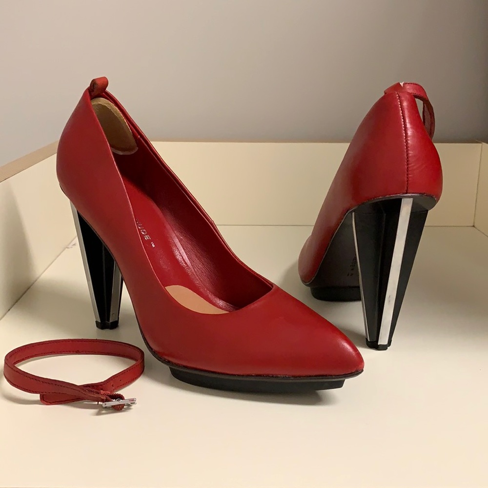 Red pointy pumps star/cross heel United Nude